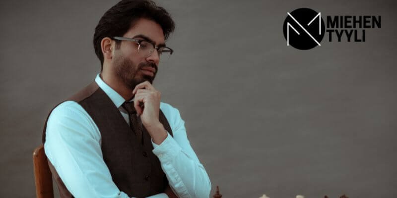 Fiksu mies pelaa shakkia